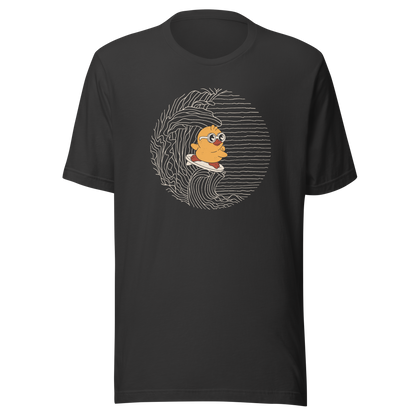 A bespectacled duck surfing a wave that references the iconic “Great Wave off Kanagawa”. With a pop culture twist and a minimalist look, this design carries the energy of adventure at sea. Ideal for duck lovers, fans of reinterpreted classic art, and especially those who enjoy creative prints with a touch of humor.