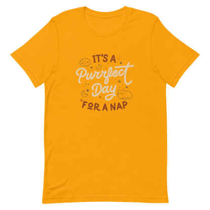 The artwork features the lettering "It's a Purrfect Day for a Nap" in a cute retro style, with a smiling cloud, stars, moons, and a relaxing kitten. This composition plays on the pun of "purrfect" and conveys all the charm of felines in their favorite moment: napping. Ideal for cat lovers, fans of funny phrases, and those who love to transform laziness into a lifestyle.