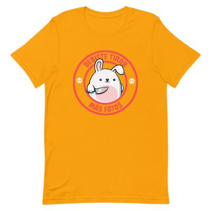 A cute white cartoon bunny with a pink belly stands holding a large kitchen knife in one paw. Surrounding the bunny is a red circular border with the words 'DEBISTE TIRAR MÁS FOTOS'. Small skull icons are on either side of the circle. The overall tone is a mix of adorable and ironic humor.