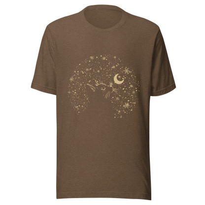 A minimalist artwork featuring a kitten in profile, gazing at the crescent moon on a quiet, moonlit night. A poetic piece, perfect for those who love cats and a slightly melancholic winter atmosphere.