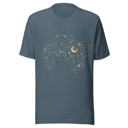 A minimalist artwork featuring a kitten in profile, gazing at the crescent moon on a quiet, moonlit night. A poetic piece, perfect for those who love cats and a slightly melancholic winter atmosphere.