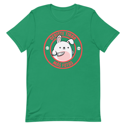 A cute white cartoon bunny with a pink belly stands holding a large kitchen knife in one paw. Surrounding the bunny is a red circular border with the words 'DEBISTE TIRAR MÁS FOTOS'. Small skull icons are on either side of the circle. The overall tone is a mix of adorable and ironic humor.