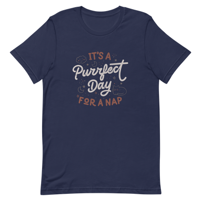 The artwork features the lettering "It's a Purrfect Day for a Nap" in a cute retro style, with a smiling cloud, stars, moons, and a relaxing kitten. This composition plays on the pun of "purrfect" and conveys all the charm of felines in their favorite moment: napping. Ideal for cat lovers, fans of funny phrases, and those who love to transform laziness into a lifestyle.