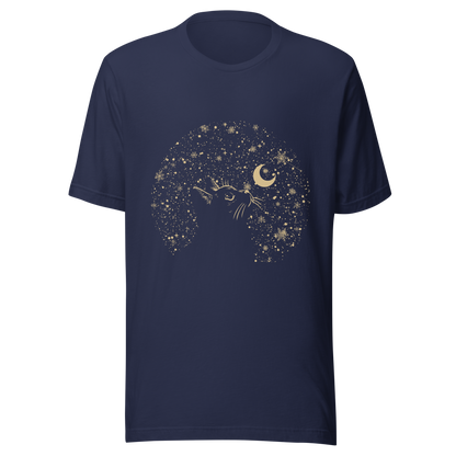 A minimalist artwork featuring a kitten in profile, gazing at the crescent moon on a quiet, moonlit night. A poetic piece, perfect for those who love cats and a slightly melancholic winter atmosphere.