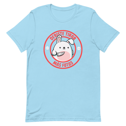A cute white cartoon bunny with a pink belly stands holding a large kitchen knife in one paw. Surrounding the bunny is a red circular border with the words 'DEBISTE TIRAR MÁS FOTOS'. Small skull icons are on either side of the circle. The overall tone is a mix of adorable and ironic humor.