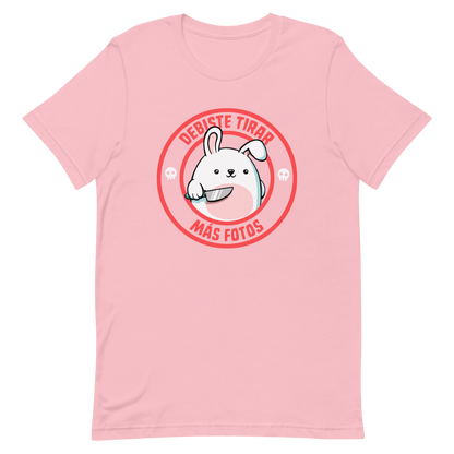 A cute white cartoon bunny with a pink belly stands holding a large kitchen knife in one paw. Surrounding the bunny is a red circular border with the words 'DEBISTE TIRAR MÁS FOTOS'. Small skull icons are on either side of the circle. The overall tone is a mix of adorable and ironic humor.