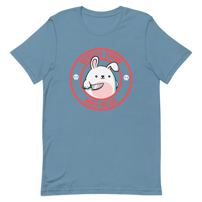 A cute white cartoon bunny with a pink belly stands holding a large kitchen knife in one paw. Surrounding the bunny is a red circular border with the words 'DEBISTE TIRAR MÁS FOTOS'. Small skull icons are on either side of the circle. The overall tone is a mix of adorable and ironic humor.