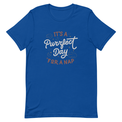 The artwork features the lettering "It's a Purrfect Day for a Nap" in a cute retro style, with a smiling cloud, stars, moons, and a relaxing kitten. This composition plays on the pun of "purrfect" and conveys all the charm of felines in their favorite moment: napping. Ideal for cat lovers, fans of funny phrases, and those who love to transform laziness into a lifestyle.